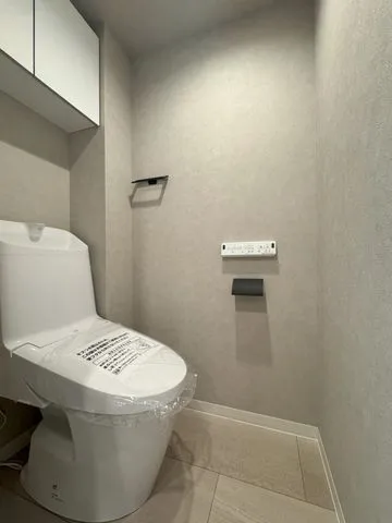 【トイレ】手洗い、温水洗浄便座付。毎日使う場所だからこそシンプルで、お掃除のしやすさを重視しました。