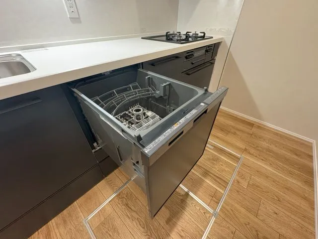 【食洗器】時短や節水だけでなく、高温で強力な水流で洗うため衛生面でのメリットがございます。