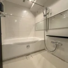 【浴室】白を基調とした明るいバスルーム。浴室乾燥機や追炊機能など、機能面も充実しています。