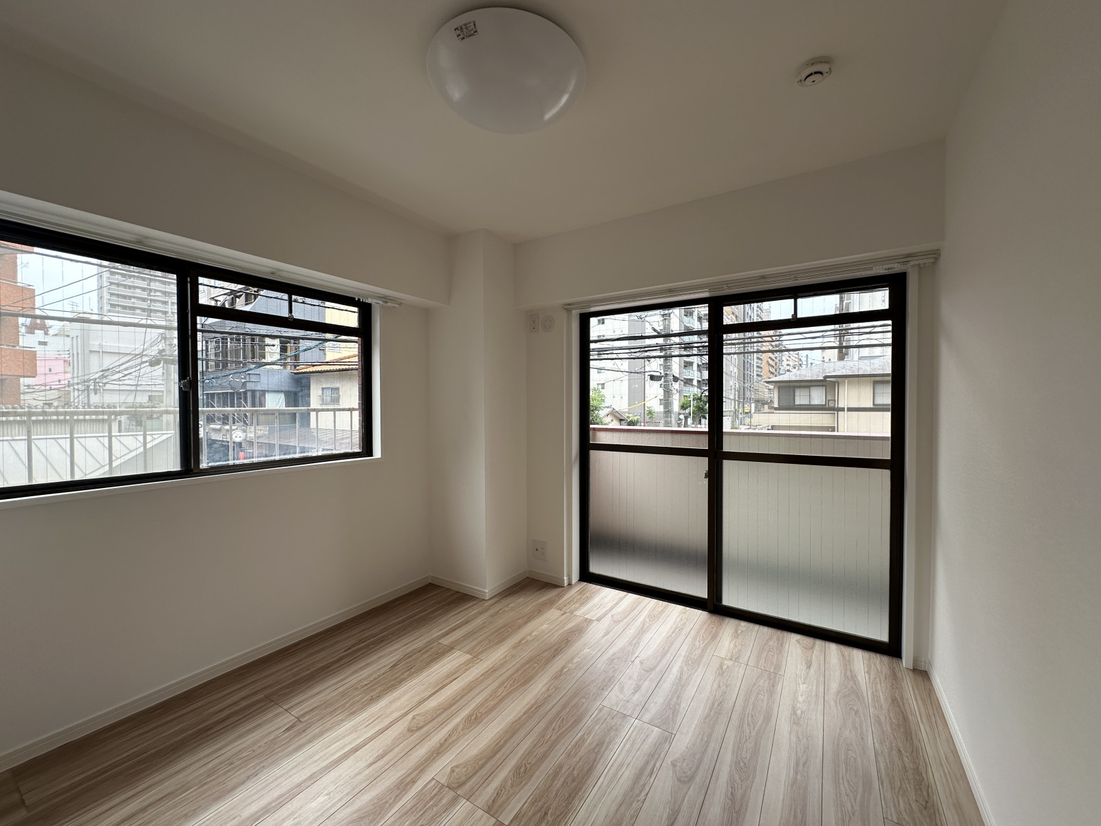 リビング横にある5帖の洋室◎