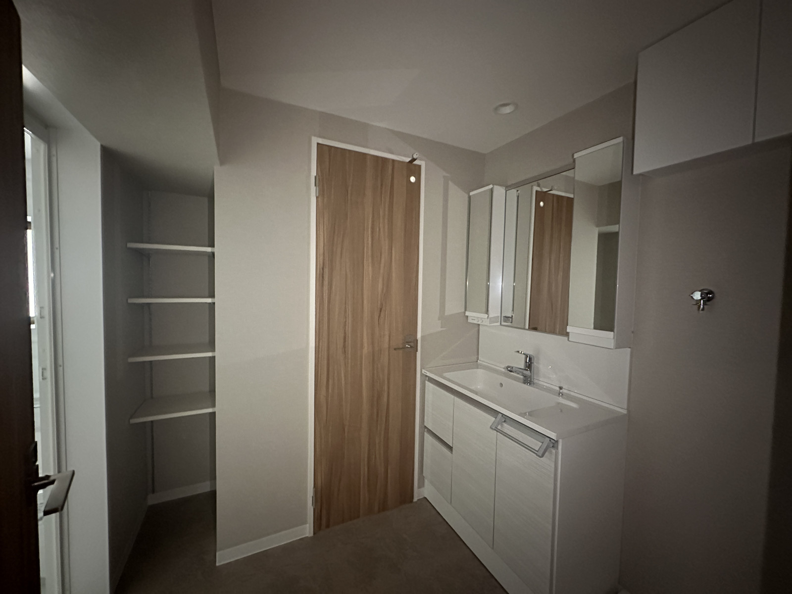 三面鏡や収納棚があり、収納力あり◎