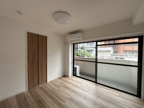 バルコニーのついた5帖の洋室◎