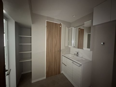 三面鏡や収納棚があり、収納力あり◎