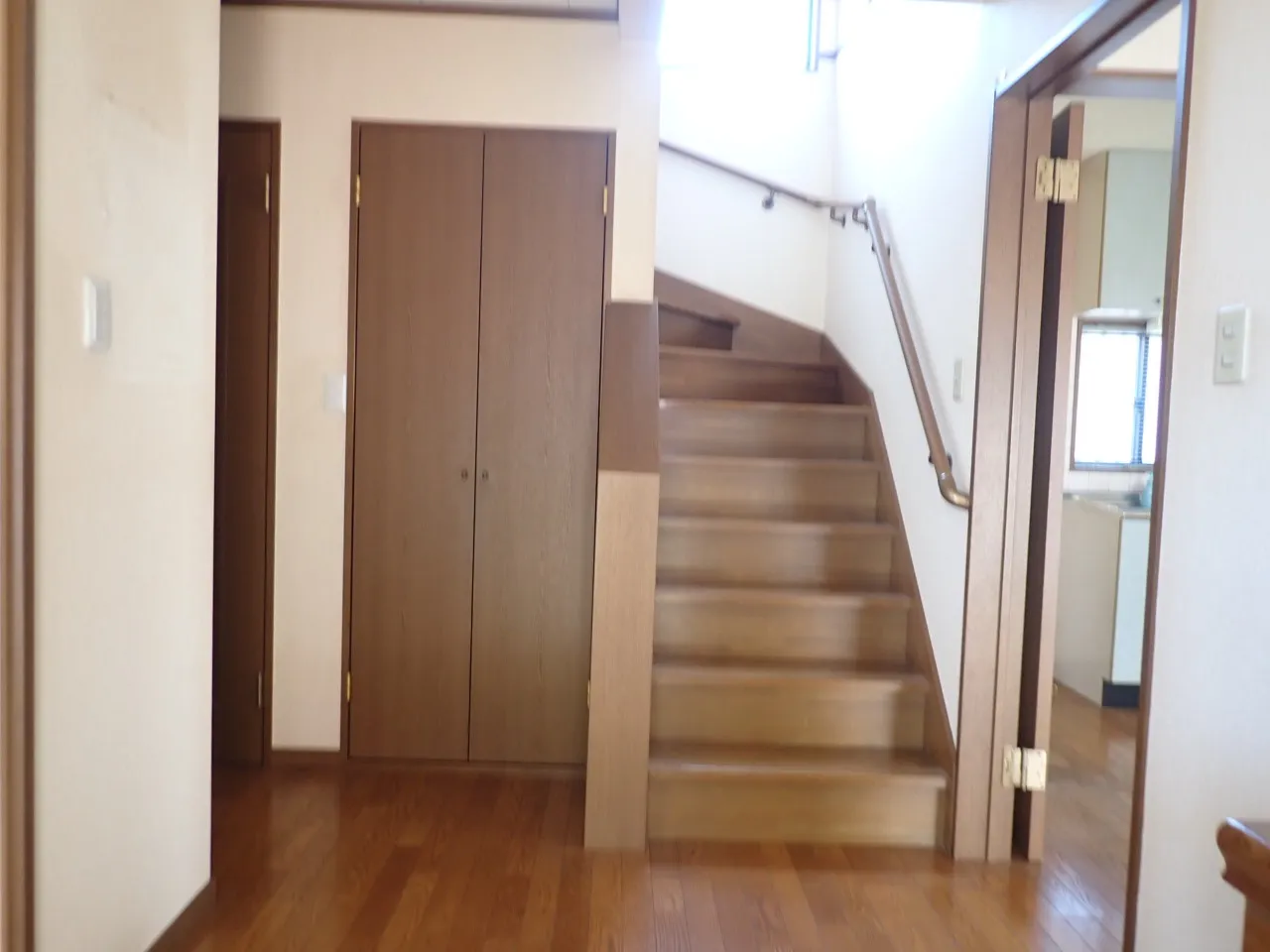 玄関を入ると吹き抜けで明るい日差しが