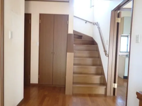 玄関を入ると吹き抜けで明るい日差しが