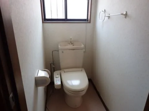 温水洗浄機能付きでお手入れもしやすいです。