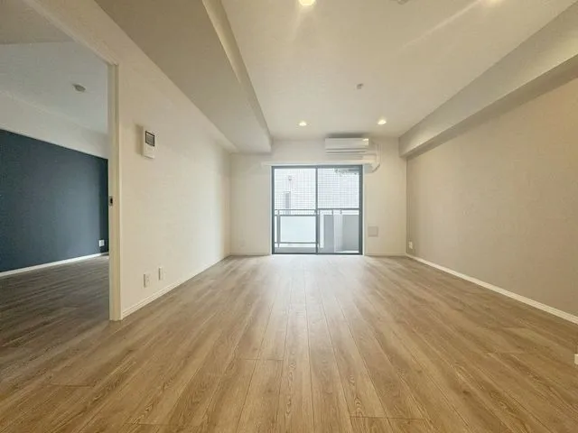 【リビング】南西向きのバルコニーから光と風を感じる住まい。ご家族との大切な時間をあたたかく包みます！