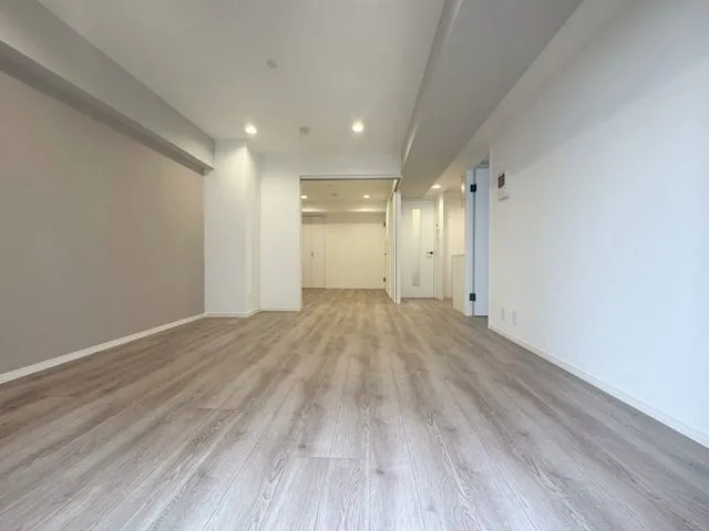 【リビング】フルリノベにより快適な住み心地を実現！綺麗なお部屋で新生活をスタートして頂けます！