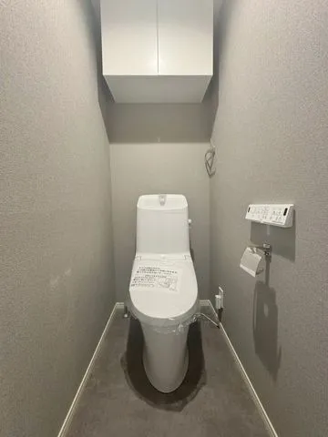 【トイレ】上品なダークグレーのクロスを採用。手洗いと温水洗浄便座付きで毎日快適にお使い頂けます。