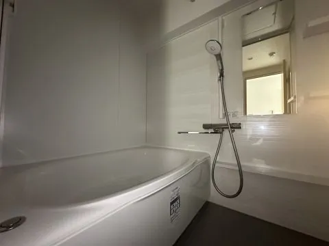 1日の疲れを癒すバスルーム◎ 急な雨の日でも洗濯が干せる浴室乾燥機付きなので便利です◎