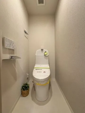 【トイレ】手洗い、温水洗浄便座付。毎日使う場所だからこそシンプルで、お掃除のしやすさを重視しました。