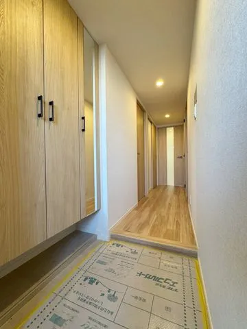 【玄関】扉を開けた瞬間から上質な住空間が広がります。優しい木の色合いで帰宅時にほっとできる玄関です。