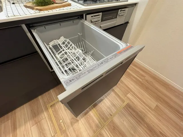【食洗器】時短や節水だけでなく、高温で強力な水流で洗うため衛生面でのメリットがございます。