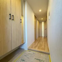 【玄関】扉を開けた瞬間から上質な住空間が広がります。優しい木の色合いで帰宅時にほっとできる玄関です。