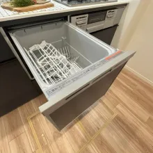 【食洗器】時短や節水だけでなく、高温で強力な水流で洗うため衛生面でのメリットがございます。