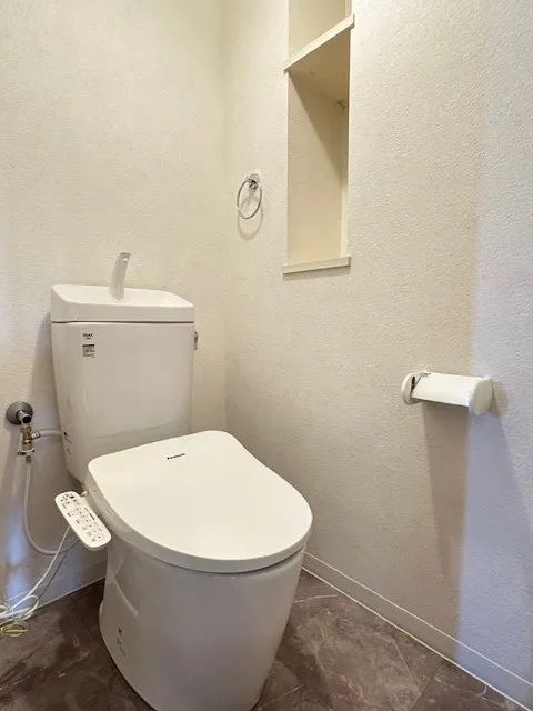 超節水型の掃除のしやすいトイレです。トイレ内にも収納棚があるので、ストックなど収納できますよ♪