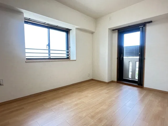 北西の約6帖の洋室です。２面採光のお部屋で北側の部屋でも明るいですよ！