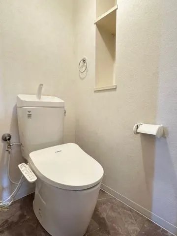超節水型の掃除のしやすいトイレです。トイレ内にも収納棚があるので、ストックなど収納できますよ♪