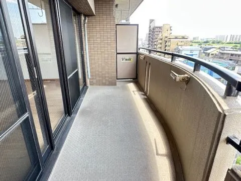 大きなバルコニーは洗濯物もしっかり干せそうです。
