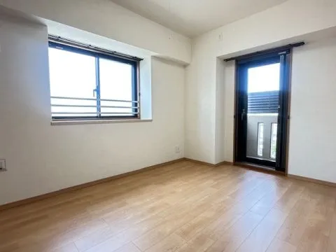 北西の約6帖の洋室です。2面採光のお部屋で北側の部屋でも明るいですよ!