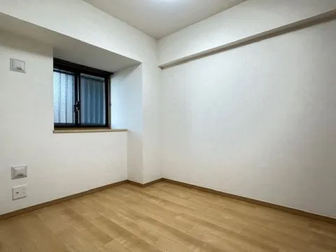 北側の約5帖の洋室です。クローゼット完備のお部屋です。