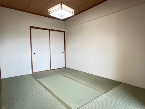 約6帖の和室です。リビングとの間の扉を開けると、かなり広く感じますよ!