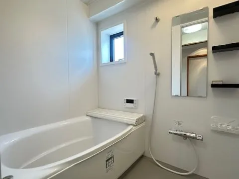 浴室にも窓が付いているので、湿気がこもってしまいがちな浴室もしっかり換気できますね!