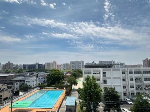 南北にバルコニーがあるので、風通しも良いですよ。