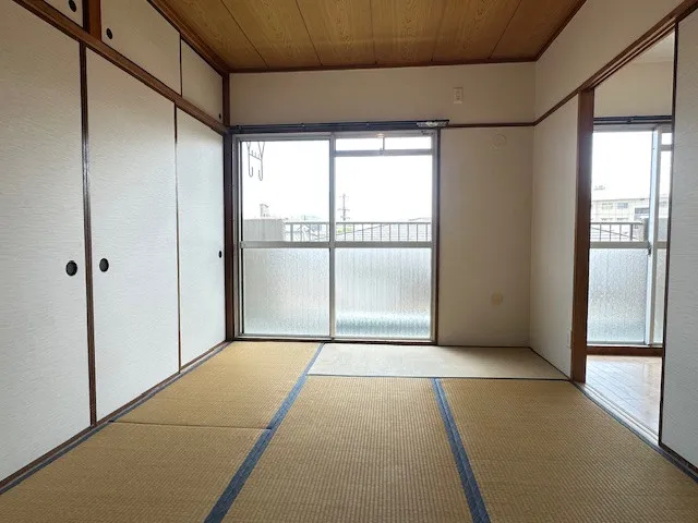 南西に約6帖の和室です。大きな押入れがあるので、しっかり収納できそうですね♪