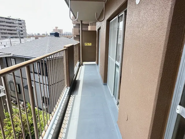 南側のベランダです。陽当りが良いので洗濯物もしっかり乾かせそうですね。