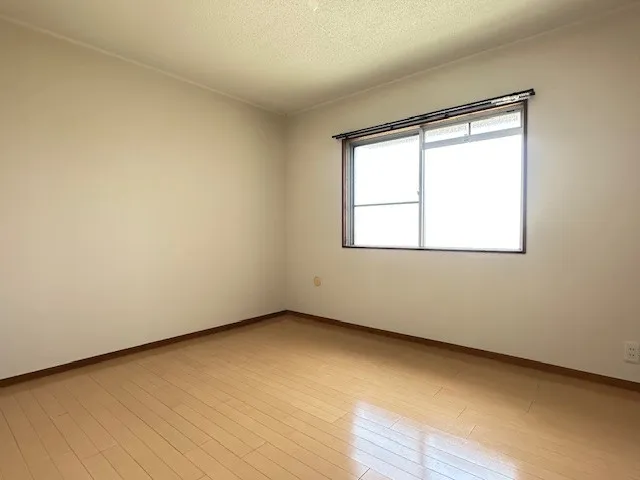 北側の洋室です。 こちらのお部屋にも窓があるので明るさが保てそうですね。