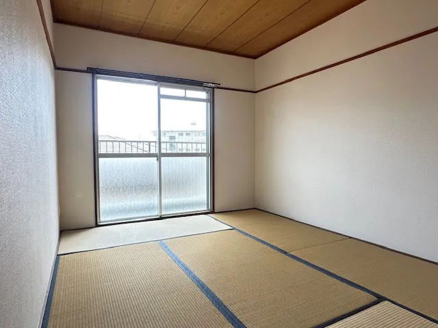 南東の約6帖の和室です。南側なので明るいですね！