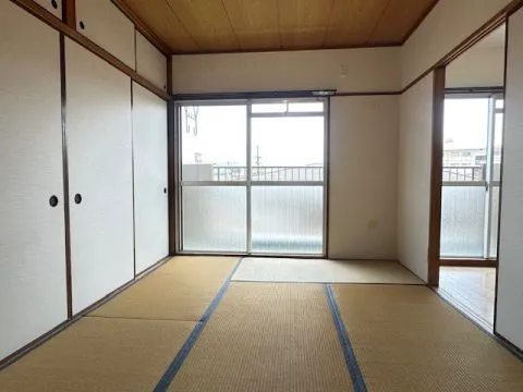 南西に約6帖の和室です。大きな押入れがあるので、しっかり収納できそうですね♪