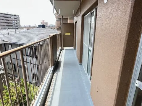 南側のベランダです。陽当りが良いので洗濯物もしっかり乾かせそうですね。