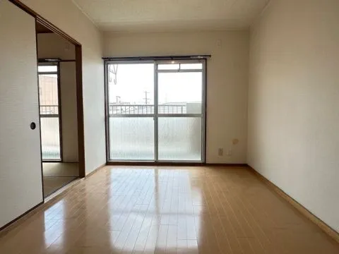 南側の中央の洋室です。隣の和室の扉を開けると約12帖のスペースになります。