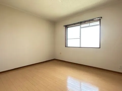 北側の洋室です。 こちらのお部屋にも窓があるので明るさが保てそうですね。