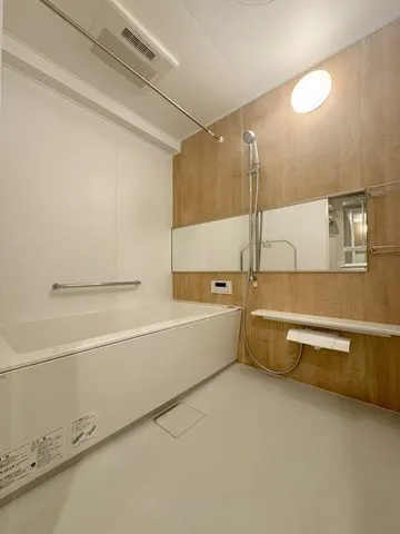 【浴室】広々としたバスタブで快適なバスタイムをお過ごし下さい。浴室乾燥機で雨の日や冬のお洗濯も安心！
