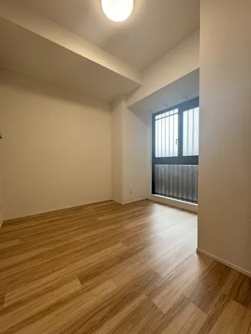 【洋室約３．７帖】玄関から進んで右側のお部屋です。