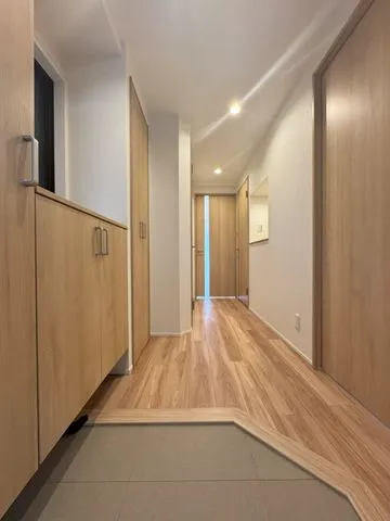 【玄関】扉を開けた瞬間から上質な住空間が広がります。優しい木の色合いで帰宅時にほっとできる玄関です。