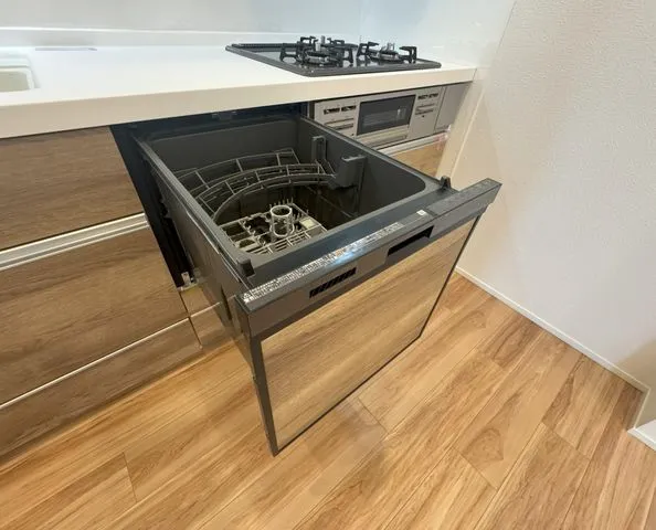 【食洗器】時短や節水だけでなく、高温で強力な水流で洗うため衛生面でのメリットがございます。