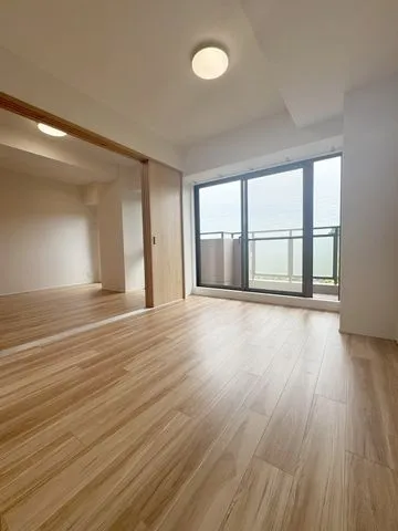 【洋室約７．５帖】リビングに隣接する居室。バルコニーから光を取り込む明るいお部屋です！