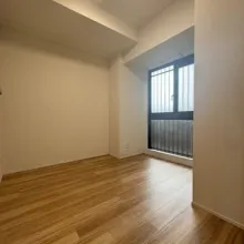 【洋室約３．７帖】玄関から進んで右側のお部屋です。