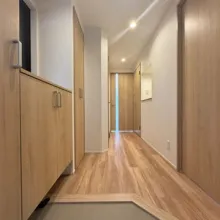 【玄関】扉を開けた瞬間から上質な住空間が広がります。優しい木の色合いで帰宅時にほっとできる玄関です。