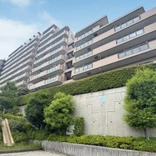 【１９９４年８月築】ＪＲ東戸塚駅よりバス便多数。１住戸につき１台の専用使用権付駐車場がございます！