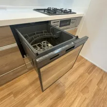 【食洗器】時短や節水だけでなく、高温で強力な水流で洗うため衛生面でのメリットがございます。