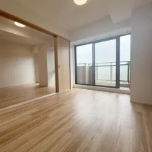 【洋室約７．５帖】リビングに隣接する居室。バルコニーから光を取り込む明るいお部屋です！