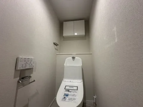 ウォシュレット付きのトイレ◎ 収納棚もしっかりと付いているので、掃除道具も収納できます◎