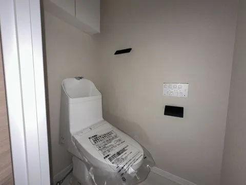 ウォシュレット付きのトイレ◎ 収納棚もしっかりと付いているので、掃除道具も収納できます◎