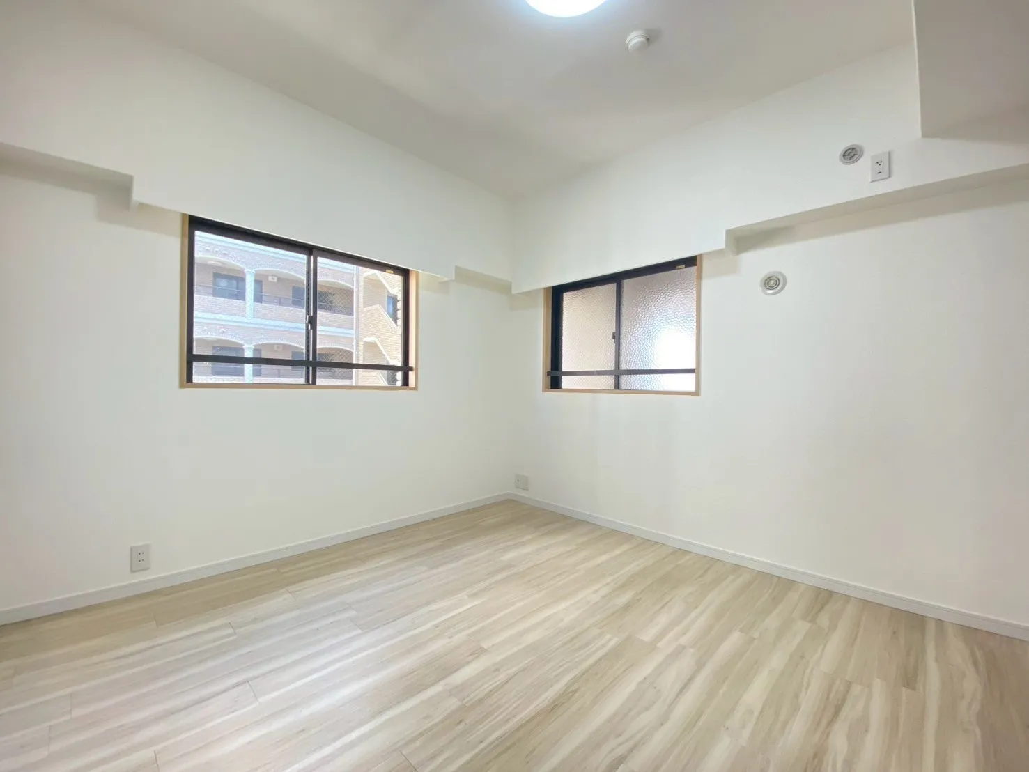 約6.5帖の洋室です。2面採光で明るいお部屋になっています。