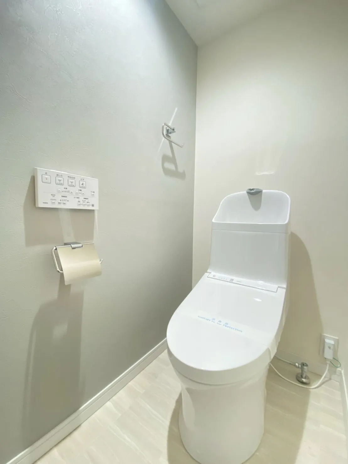 白を基調とした清潔感のあるトイレです。 新品交換済みで安心です。